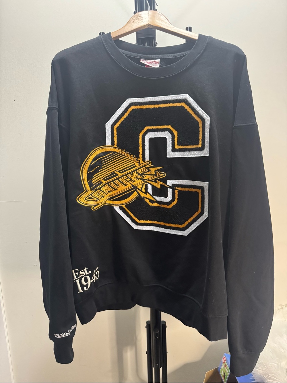 Mitchell&Ness Black Crewneck Sweatshirt with Gold & White embroided Cannucks XXL